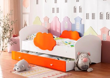 Детская кровать с бортиками Тучка с ящиком, корпус Белый, фасад Оранжевый в Петропавловске-Камчатском