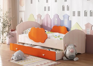 Детская кровать с бортиками Тучка с ящиком, корпус Дуб млечный, фасад Оранжевый в Петропавловске-Камчатском